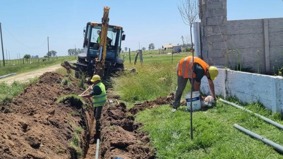 Los trabajos de extensión de la red de agua potable ya están en marcha en ese sector de la zona norte de Azul. FOTOS: PRENSA MUNICIPAL