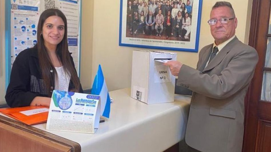 El dirigente José Luis Iturralde, al igual que un afiliado, emiten su voto en el acto eleccionario del gremio de los bancarios realizado en la Seccional Azul el jueves último.