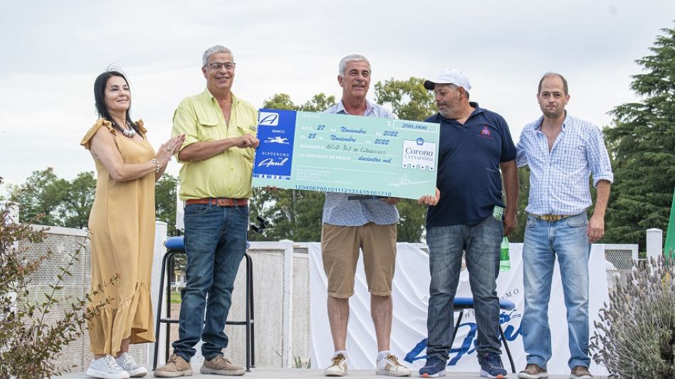 Los propietario de Energetics reciben el premio como ganadores de la Triple Corona Cervantina.