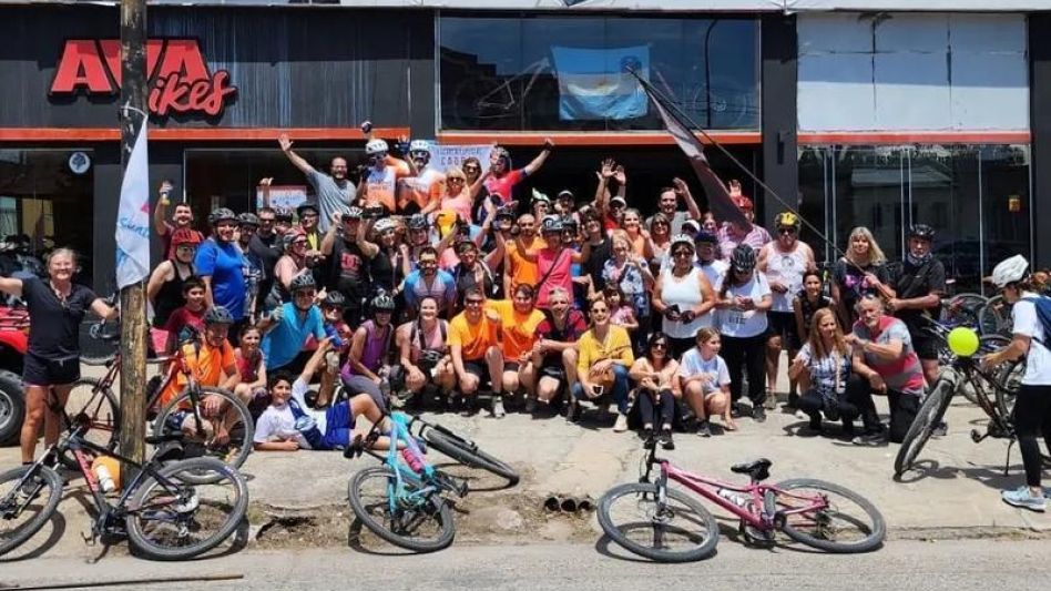 El nutrido grupo de azuleños que participó el domingo pasado de la bicicleteada a beneficio del Centro de Día Vivencias y de Cadral. GUILLERMO RAVIZZOLI