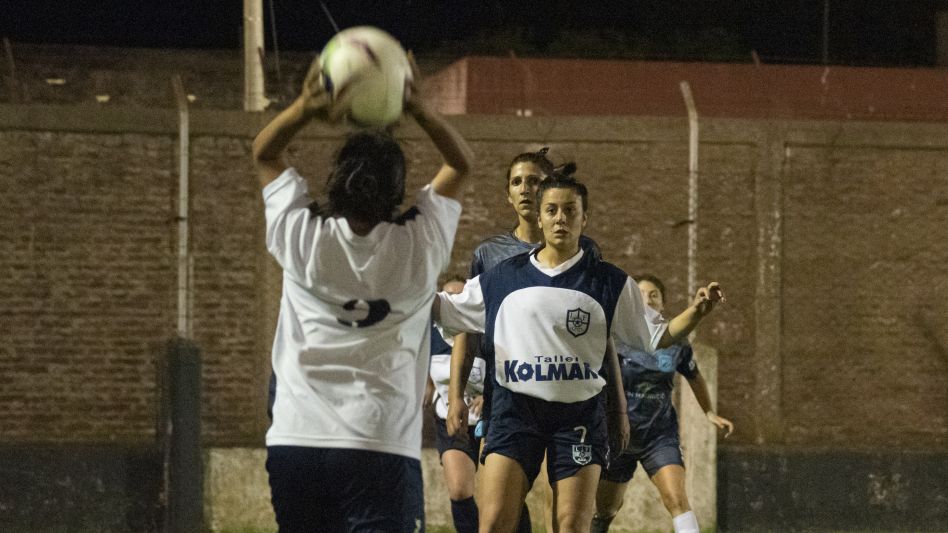 La Selección de Azul de Fútbol Femenino estará recibiendo hoy a su similar de Tandil. El encuentro se disputará a las 20 horas en el estadio Emilio S. Puente. ARCHIVO/NICOLÁS MURCIA