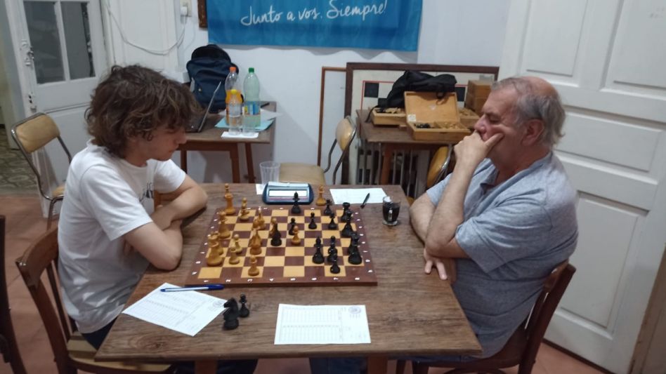 Con 6 unidades, Gustavo Godoy (derecha) continúa al frente de las posiciones del Torneo Mayor de Ajedrez. En la foto, durante su partida con Galo Quattrocchio, a quien se impuso. 