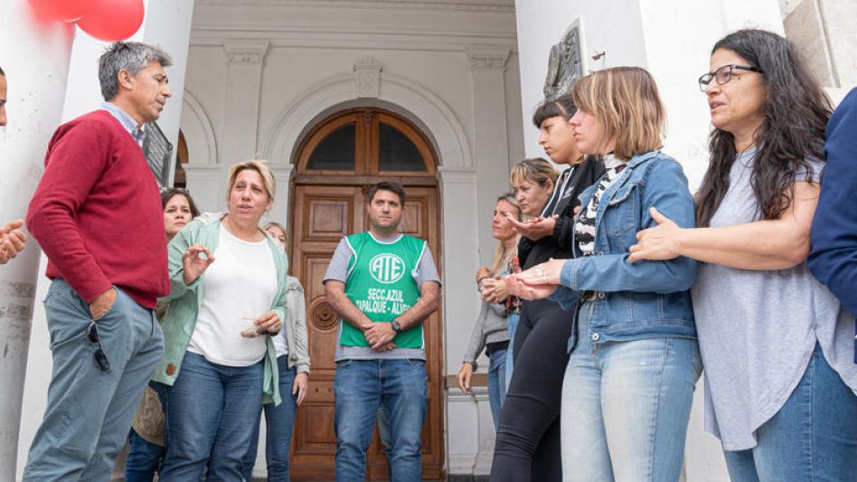 Los representantes de los gremios ATE y SOEMPA durante una instancia del conflicto de ayer. FOTO NICOLÁS MURCIA