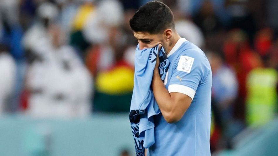 Luis Suárez se retira de la cancha con lágrimas en los ojos. (Gentileza El Observador)
