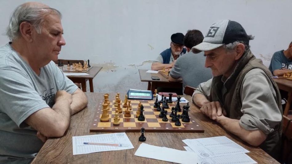 Con 6 unidades, Gustavo Godoy (izquierda) en su partida del último jueves con Alfredo Davis, que finalizó tablas.  Fotos: PRENSA CÍRCULO DE AJEDREZ DE AZUL 