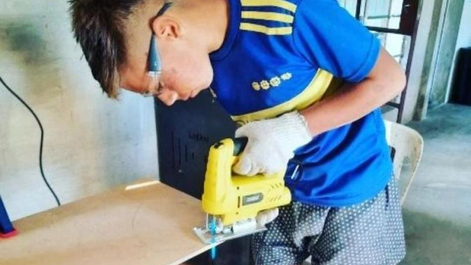 Los jóvenes que asisten a los talleres de formación del programa ?Vientos de Libertad? trabajando en las producciones que ofrecen para las fiestas de fin de año. GENTILEZA/MTE