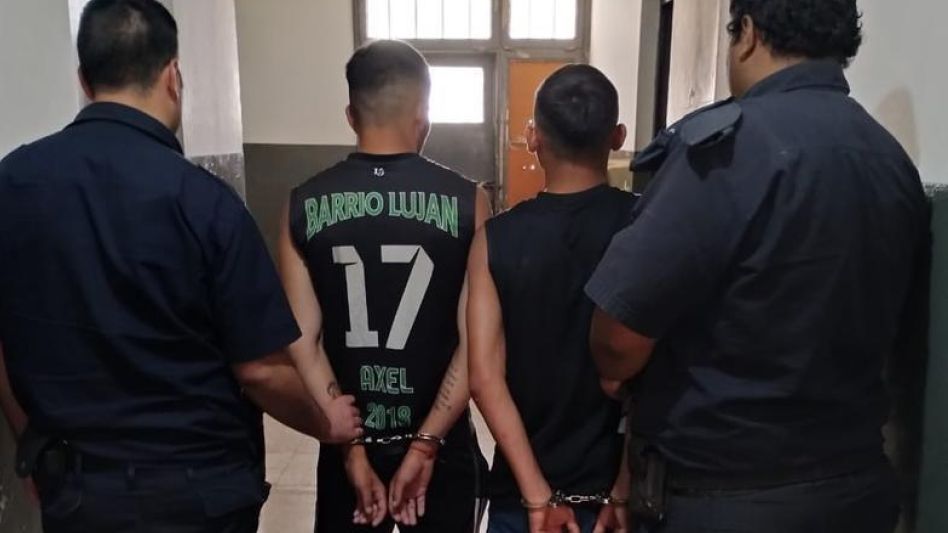 A dos vendedores ambulantes los arrestaron por arrebatarle dinero a un menor.  EPDS AZUL/PBA