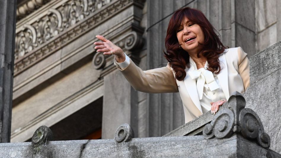 Condenaron a Cristina Kirchner a seis años de prisión e inhabilitación perpetua para ejercer cargos públicos