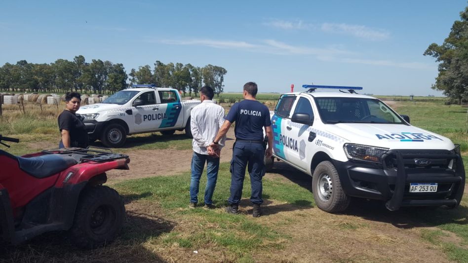 Al joven lo acusan de haber hurtado comestibles y de la tenencia ilegal de dos carabinas. Mañana será indagado en sede judicial. FOTOS. SUBCOMISARÍA CHILLAR/PBA