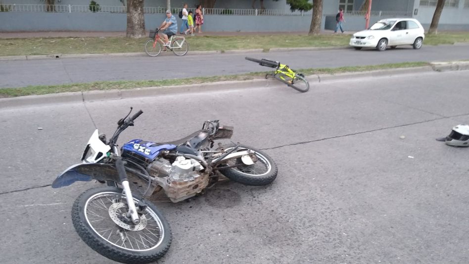 En la Avenida Mitre, en cercanías a la calle Colón, chocaron una moto y una bicicleta y sus conductores sufrieron lesiones. FOTO: NACHO COREA 