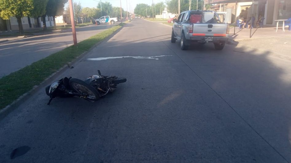 Ayer por la tarde, en el cruce de Sarmiento y 25 de Mayo, chocaron una camioneta y una moto, resultando lesionado un joven. FOTO: EPDS AZUL/PBA