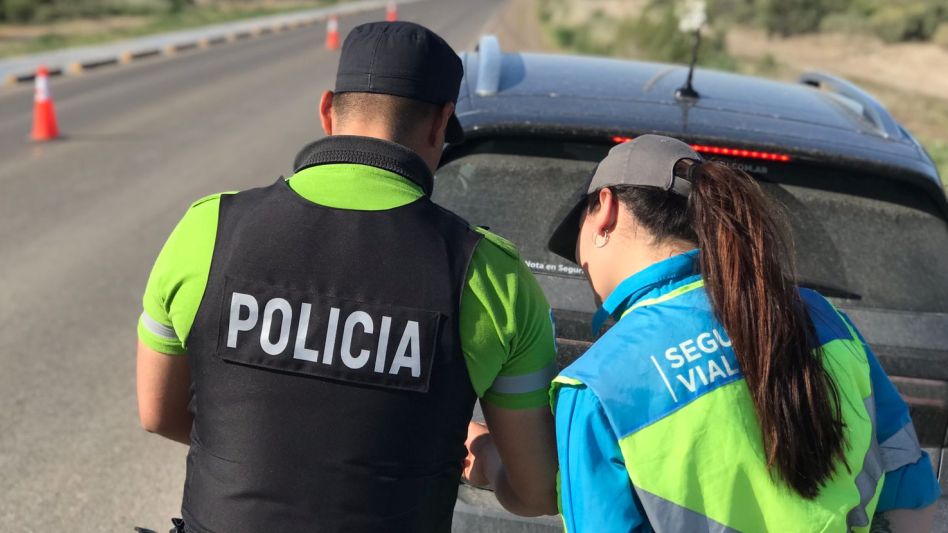 Con tránsito intenso y muchos controles, arrancó el fin de semana largo
