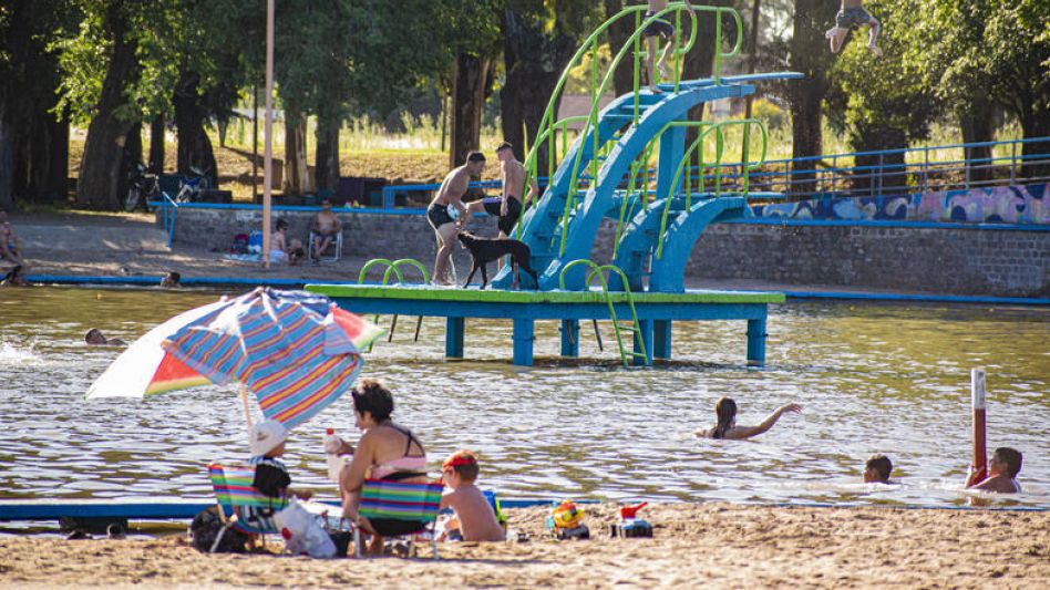 El SMN declaró ola de calor en amplios sectores del país, entre ellos algunas localidades del centro de la provincia de Buenos Aires como Azul y Pigüé. FOTOS NACHO CORREA