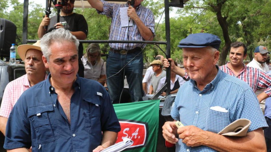 Juan Wallace rematando las haciendas. Abajo, Gustavo Pouyanne y Anselmo Zorn después de comprar las coloradas de Los Cerritos en $315.000.