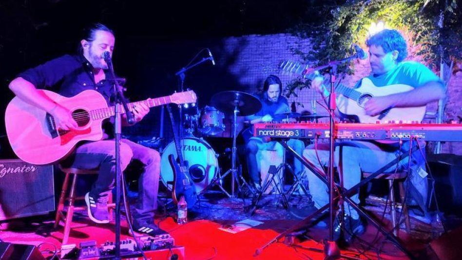 El tridente musical conformado por Nico Ibarburu, Martin Ibarburu y Hernán Peyrou interpretó música en formato peña ante una buen marco de público. 