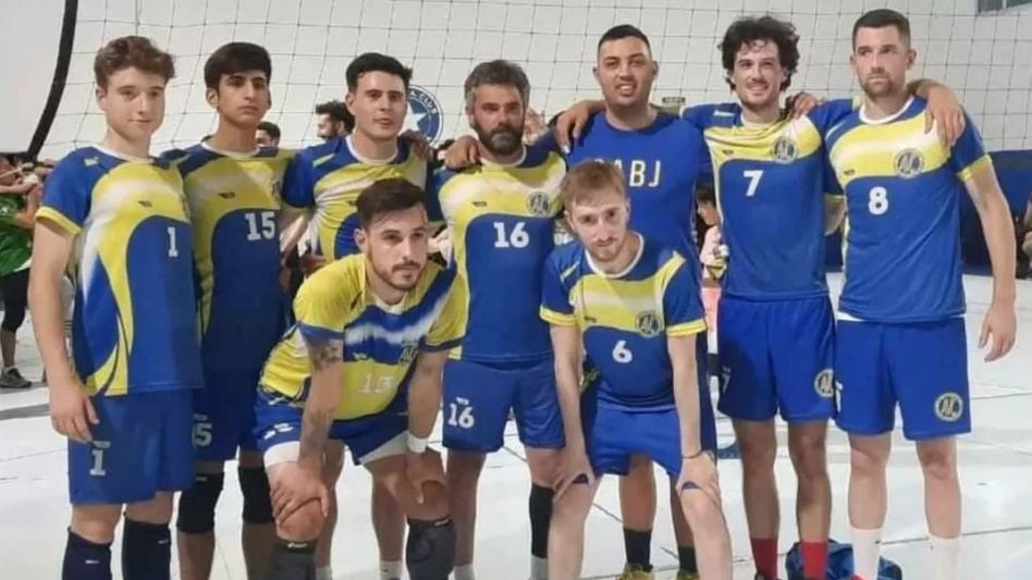 El equipo de Azul Vóley que terminó segundo en la Copa Homenaje a Tato De Luca. FOTO: FACEBOOL OLAVARRÍA VÓLEY
