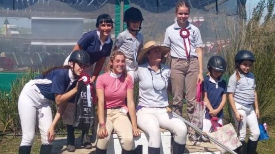 Los jinetes y amazonas del Campo Hípico La Camila compitieron en el 10° Aniversario del Centro Ecuestre La Soñada, en Tandil.
