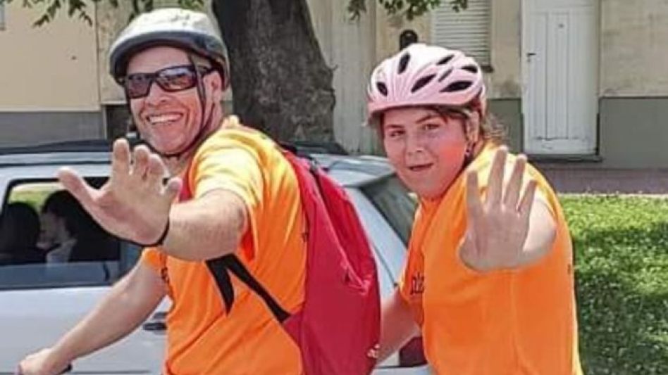 Justina y Adrián bicicleteando en tándem por las calles de Azul. GENTILEZA/ADRIÁN ACOSTA