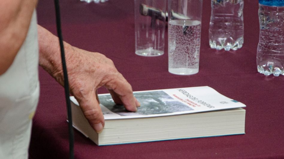 El libro que se compró y se donará a los establecimientos educativos de Azul. FOTO NACHO CORREA