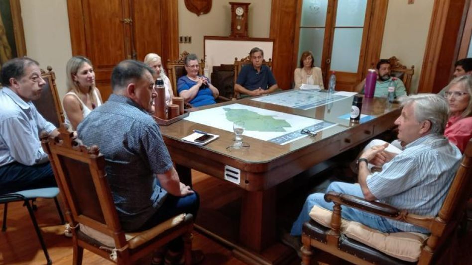 El presidente de la COVIR y dirigente de la Sociedad Rural de Azul, Rodolfo Prémoli durante la reunión que mantuvieron días atrás con el intendente Hernán Bertellys  PRENSA MUNCIPAL