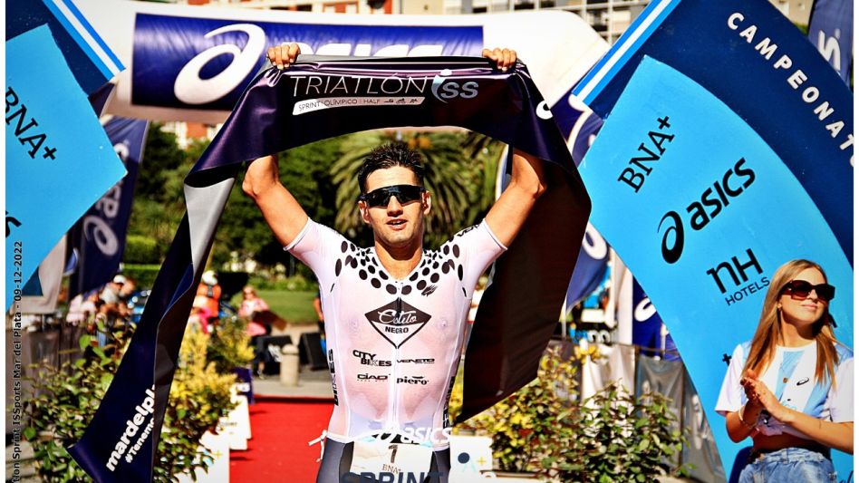Gerónimo Dhereté se impuso en el Triatlón Sprint de Mar del Plata, con un tiempo de 59m39s. Foto: gentileza Prensa ISSports.