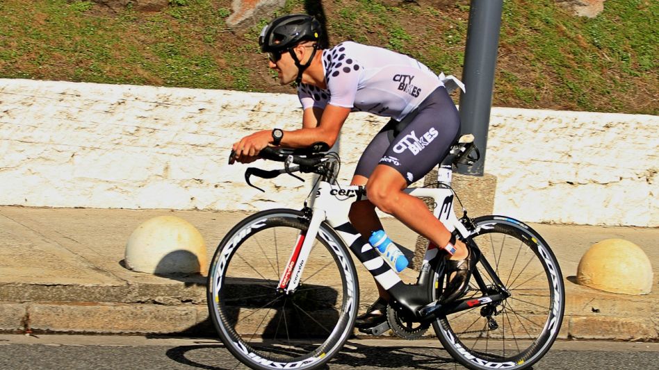 El triatleta azuleño dominó la carrera de principio a fin y logró una contundente victoria en ?La Feliz?. Foto: gentileza Prensa ISSports.