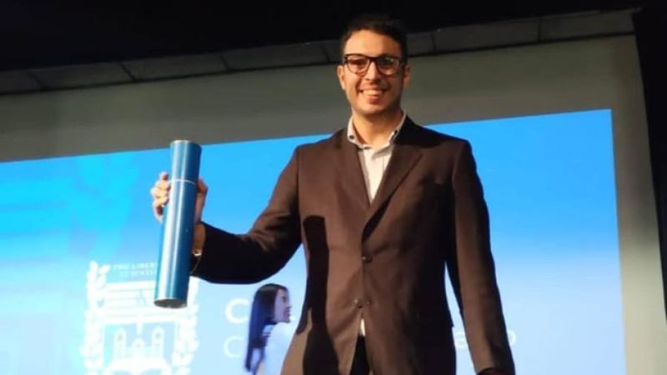 El entrevistado cuando se recibió de Licenciado en Ciencias Políticas en la Universidad de Morón.   GENTILEZA 