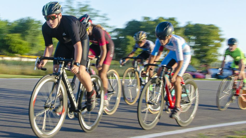 Hoy, a partir de las 18 horas, comenzará la temporada 2022-23 de las Nocturnas en el óvalo municipal con la organización del Club Ciclista Azuleño. Foto: ARCHIVO