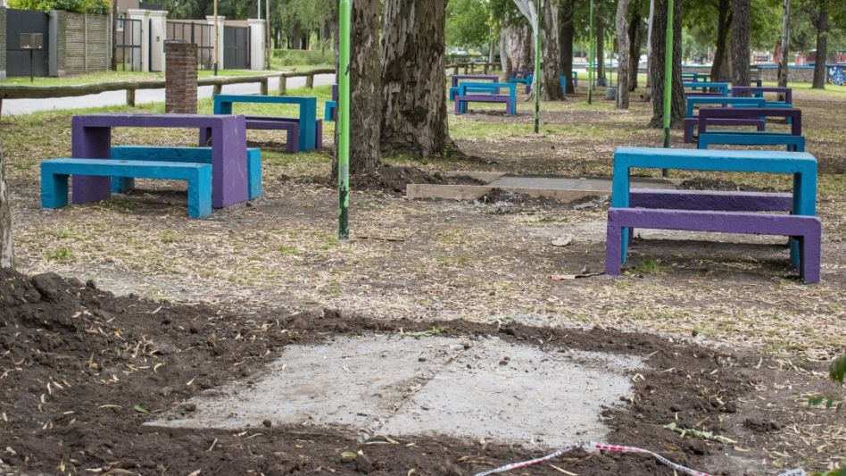 La Comuna ya avanza con la construcción de quince fogones nuevos en el Balneario Municipal. FOTO: NACHO CORREA