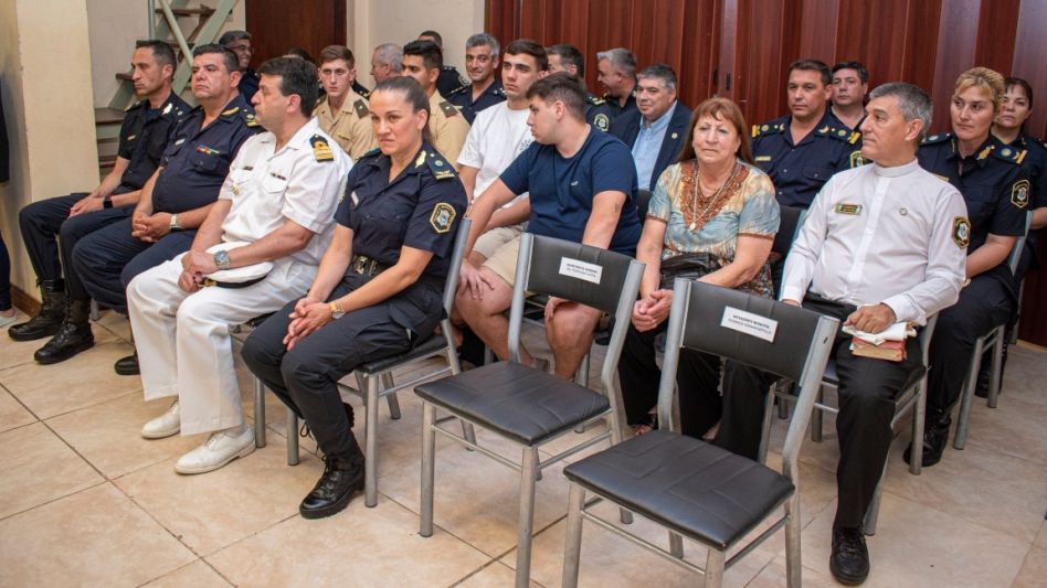 La comisaria Inspectora Carolina Cabrera presidió la ceremonia. En la imagen, la funcionaria policial está con autoridades invitadas al acto.