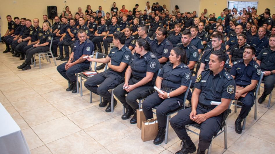 Una imagen del acto realizado ayer en Azul, a propósito de un nuevo aniversario de la creación de la Policía de la Provincia. FOTOS: NACHO CORREA 