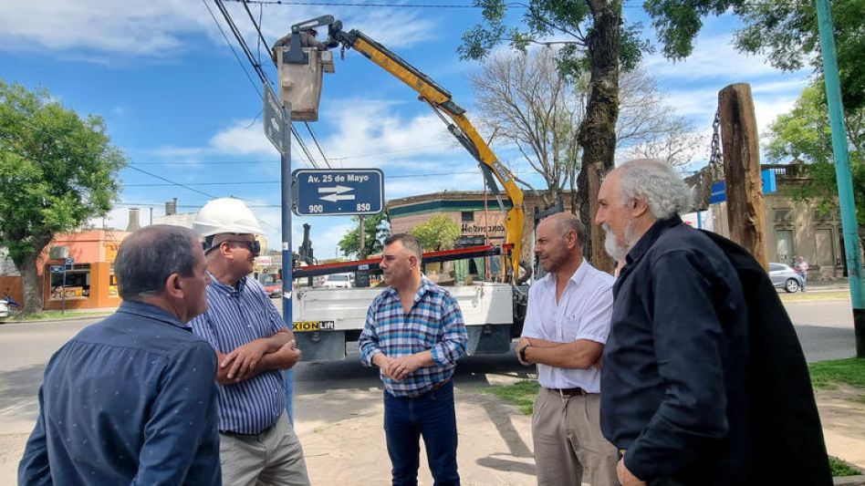 El Jefe Comunal junto a funcionarios y autoridades de la CEAL durante la recorrida por uno de los sectores de la avenida 25 de mayo donde ya se colocó la luminaria led. PRENSA MUNICIPAL