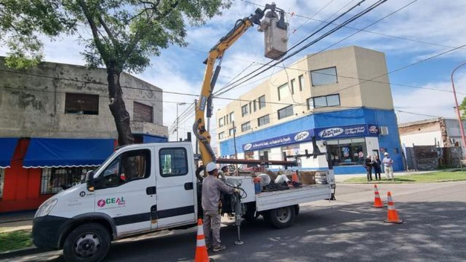 Avanza la obra de recambio de   luminarias en Avenida 25 de Mayo