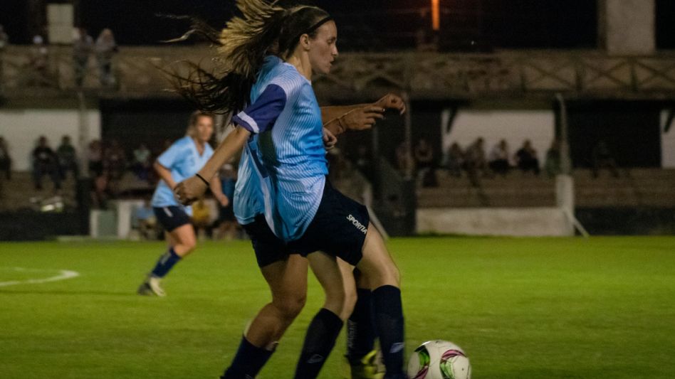 Anabella Pezet fue la autora del gol, en el último minutos, que le dio el triunfo al equipo de Fernando Clarke y Soledad Gérez. Foto: gentileza Nicolás Murcia.