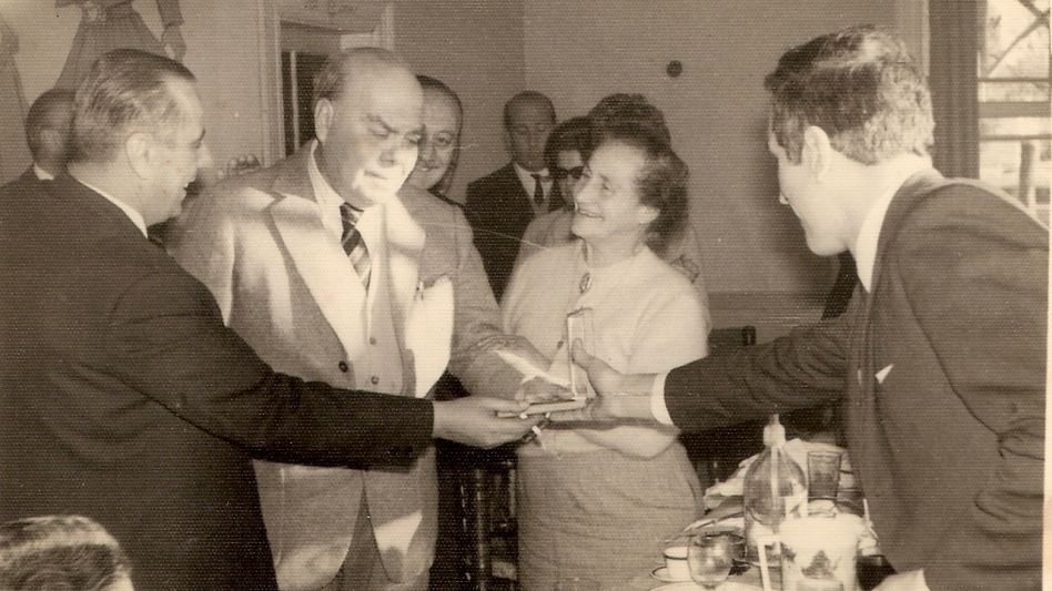 Pedro Borghi López, en 1968, recibe la distinción de Decano del Periodismo de Azul. FOTO HEMEROTECA J.M. OYHANARTE