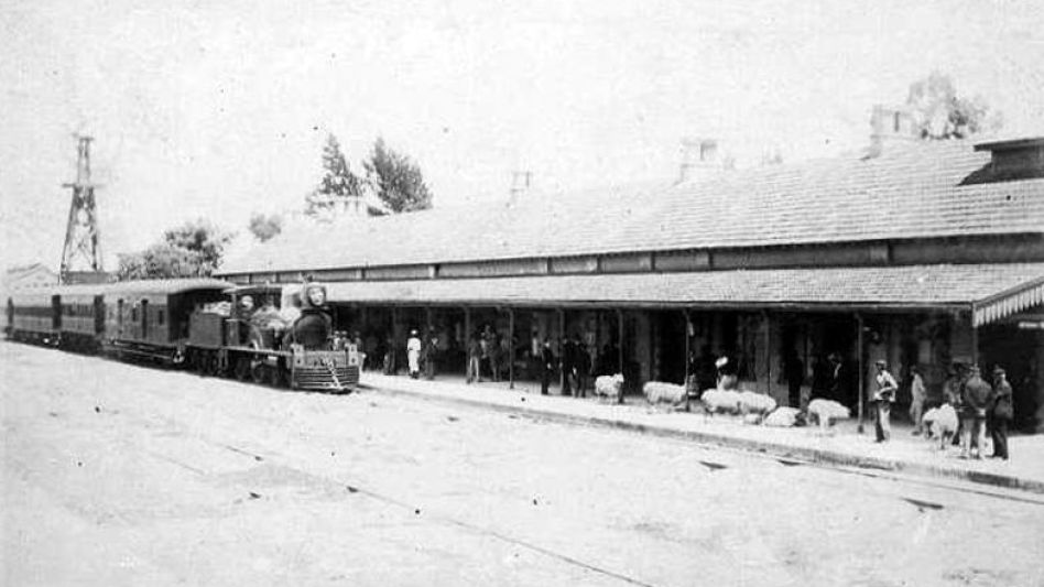 La antigua estación del entonces Ferro Carril Sud, con su pequeña formación. FOTO HEMEROTECA J.M. OYHANARTE