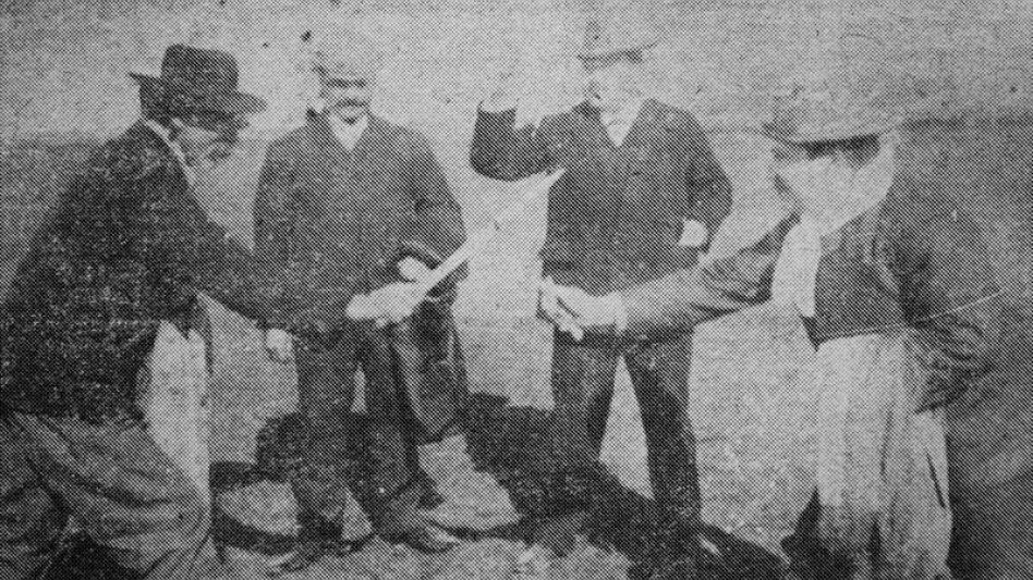 Frente a frente en el campo de honor: Don Julián Andrada y Don Rosa Ávila, daga en mano en intenso duelo criollo buscandi supremacías.  FOTO EL TIEMPO/HEMEROTECA J.M. OYHANARTE
