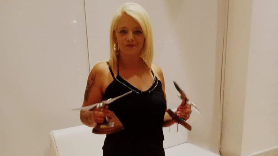 Paqui con su premio Gaviota de Plata. Orgullo local.