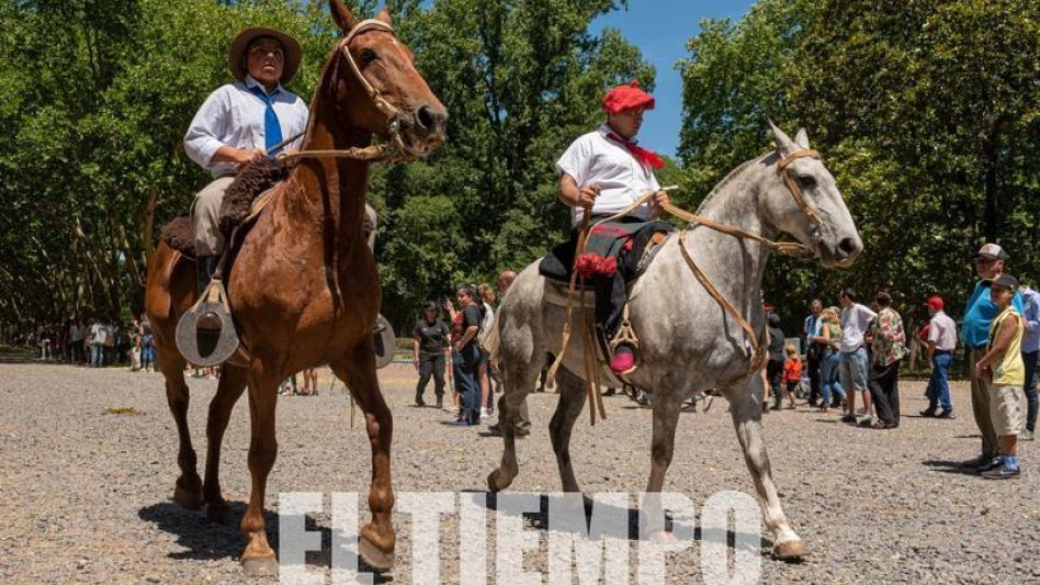 Los representantes de sectores tradicionalistas y de las agrupaciones de automóviles antiguos también estuvieron presentes en el desfile realizado en el Parque Municipal. FOTOS NICOLÁS MURCIA