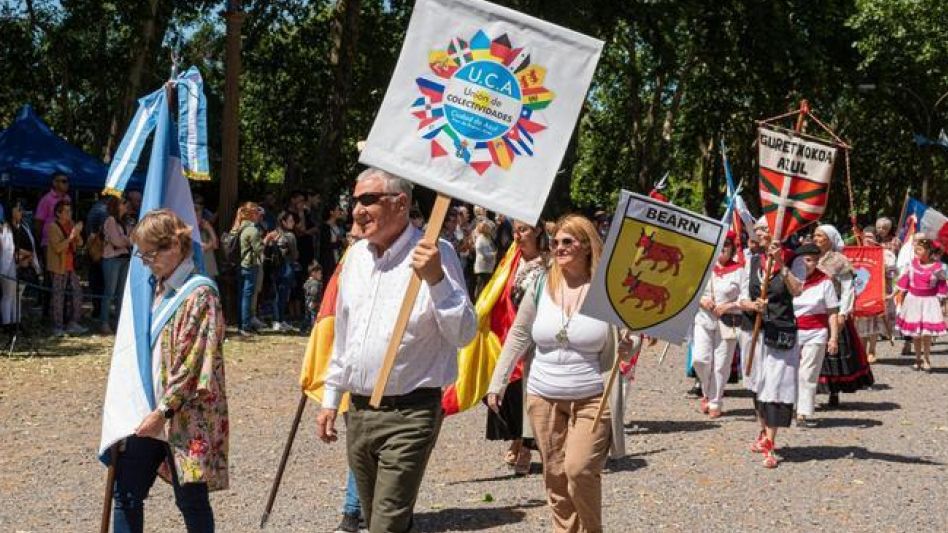Instituciones intermedias de la comunidad, durante el desfile realizado con motivo del 190° de Azul. FOTO NICOLÁS MURCIA