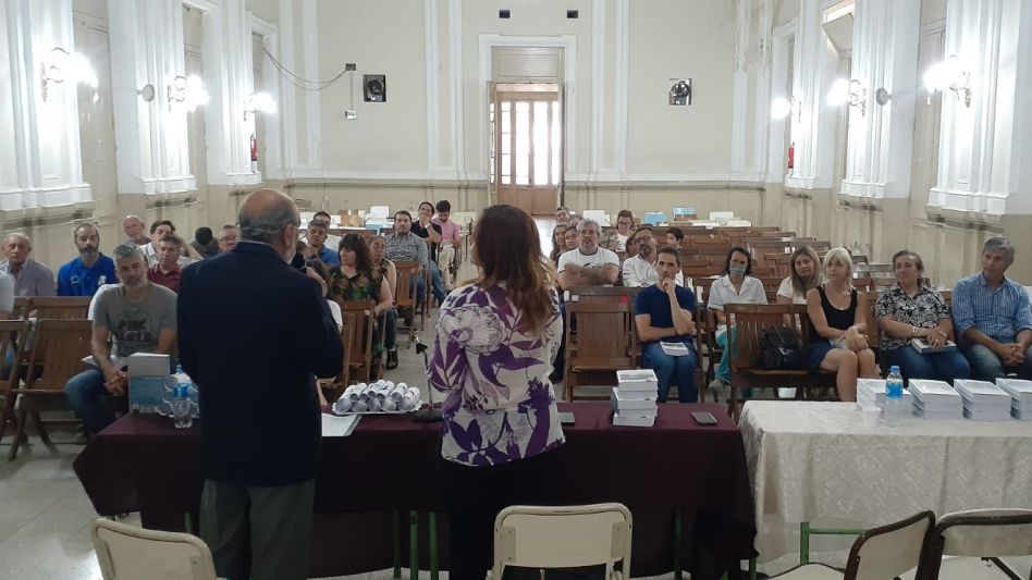Parte de la concurrencia al acto del miércoles pasado en el salón de actos de la Escuela Normal.   GENTILEZA JORGE MEZA  