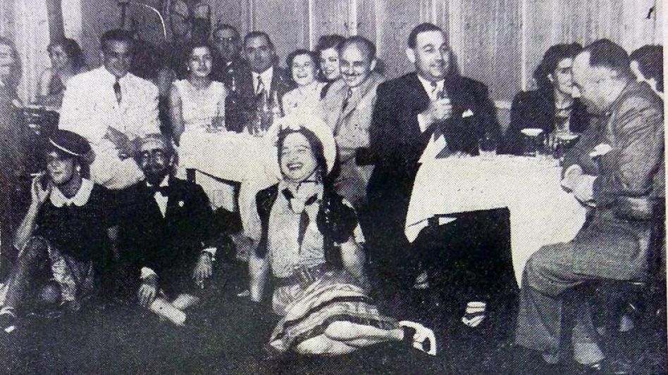 Un baile de carnaval en el salón del Club Social de Azul (año 1943). FOTO HEMEROTECA J.M. OYHANARTE
