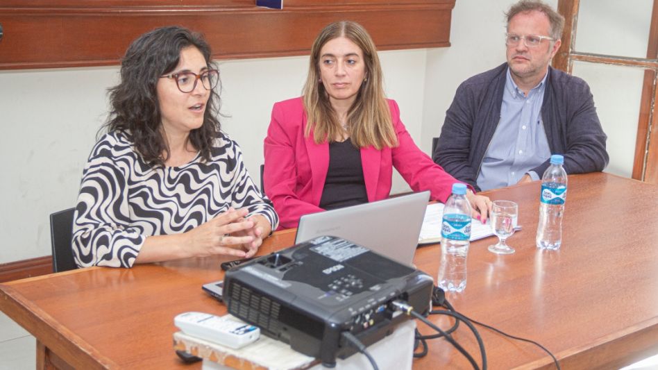 Tavela encabezó una charla en la sede del CEDA acompañada por los dirigentes Paula Canevello y Pablo Yannibelli. FOTOS: NICO MURCIA 