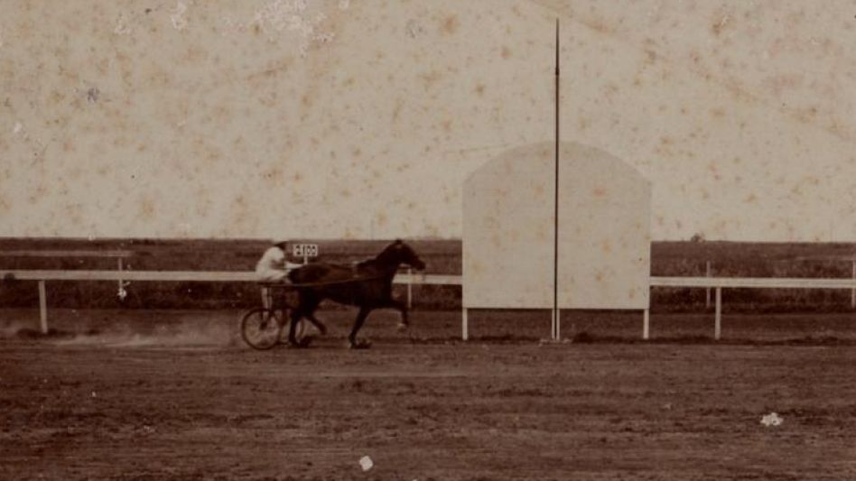 Una carrera de trote en los primeros tiempos del hipódromo de Azul. FOTO HEMEROTECA J.M. OYHANARTE