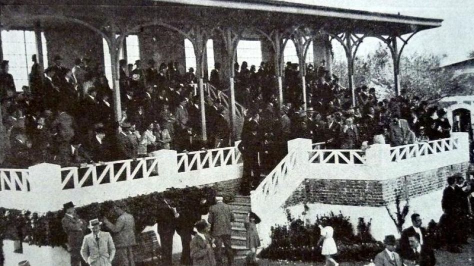 Una imagen de la tribuna del hipódromo, a poco de haberse construido, ocupada masivamente por los burreros. FOTO LA MASCOTA/HEMEROTECA J.M. OYHANARTE