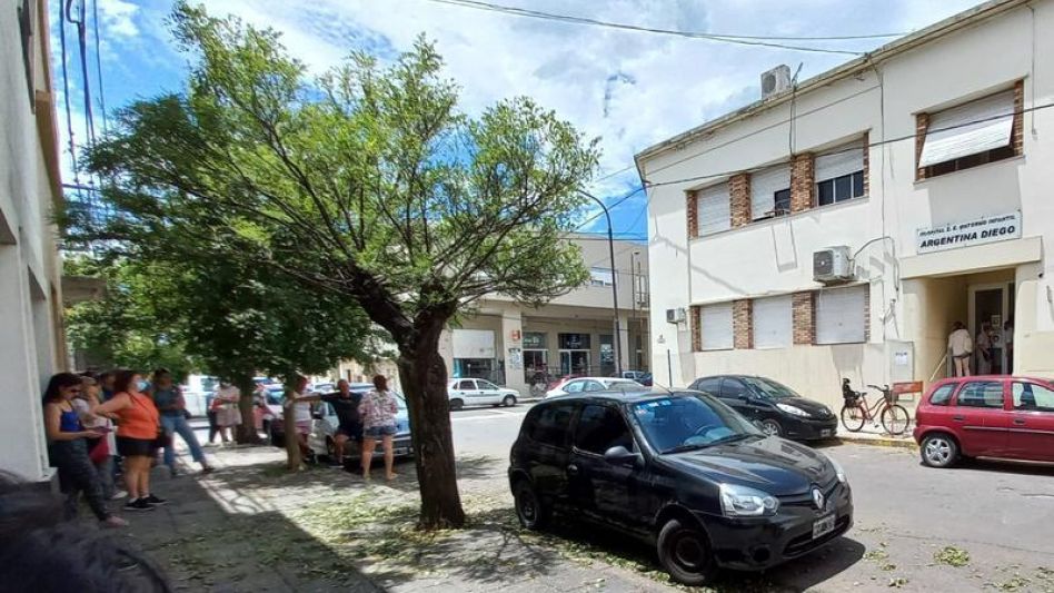 La vacunación contra el Covid continúa esta semana en el Materno Infantil. Se estima que la próxima semana ya estará en funcionamiento el vacunatorio del Hospital Pintos.