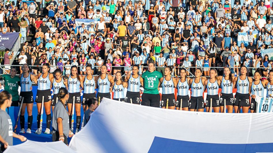 El equipo argentino venció a su par de Inglarerra por 1 a 0. La primera de la fila es la azuleña Clara Barberi que ocupó el arco de Las Leonas. Foto: gentileza CAH.