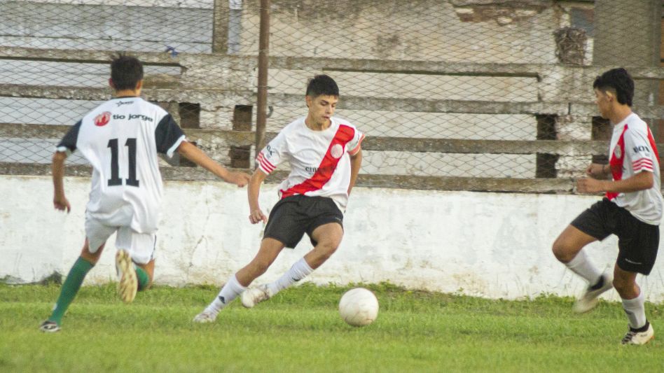 Esta tarde en la cancha de Athletic, desde las 18 horas, se disputará la tercera fecha del Torneo Nocturno. ARCHIVO EL TIEMPO.