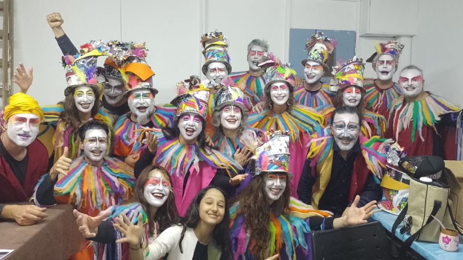 La murga que cada vez que se ha presentado deja encandilado a su público con sus coloridos trajes, pero sobre todo con el buen nivel musical. GENTILEZA VICTORIA ASSINNATO. 