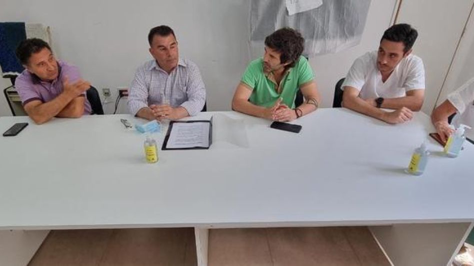 Ghironi, Cousté, Bertellys, Borzi, Maraschio y Aguilar durante la firma del convenio para incluir a la ciudad de Azul en el programa ?Qunita Bonaerense?.      PRENSA MUNICIPAL
